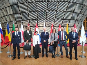 Uczestnicy spotkania pozują do zdjęcia grupowego.