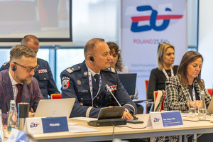 Uczestnicy szczytu w trakcie obrad.