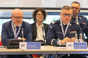Uczestnicy szczytu w trakcie obrad.