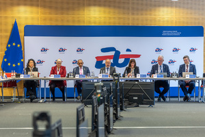 Uczestnicy szczytu w trakcie obrad.