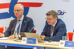 Uczestnicy szczytu w trakcie obrad.