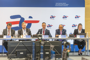 Uczestnicy szczytu w trakcie obrad.