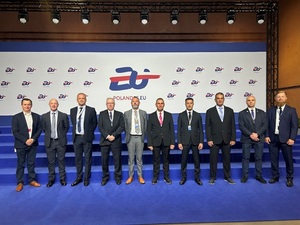 Mężczyźni pozują do zdjęcia.