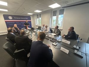 Zaproszeni goście i policjanci podczas spotkania.