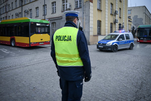 Policjant ruchu drogowego w kamizelce z napisem Policja.