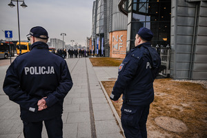 Dwóch policjantów stoi na chodniku.